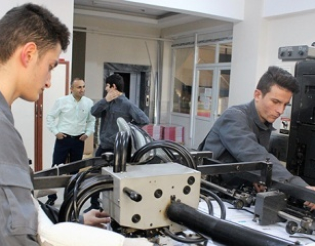 Bu lisede okuyan öğrenciler asgari ücret kadar maaş alıyor